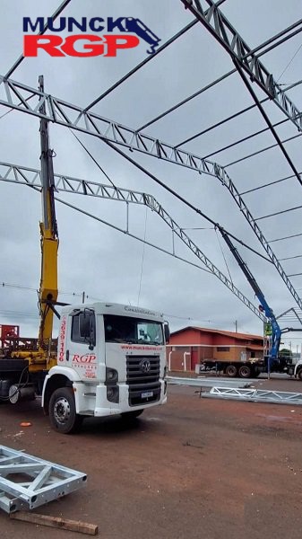 Caminhão Munck Ribeirão Preto Agilidade, Segurança e Eficiência no Levantamento e Transporte de Cargas Pesadas. Em Ribeirão Preto, uma cidade de grande importância econômica e industrial no interior de São Paulo, a demanda por soluções eficientes para o transporte e levantamento de cargas pesadas tem crescido a passos largos.